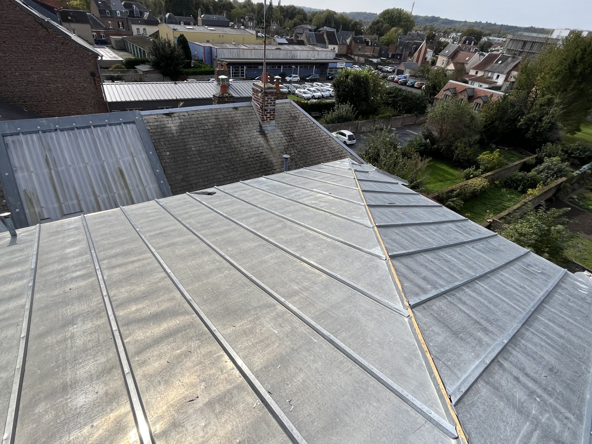Toiture zinc joints debout terminée