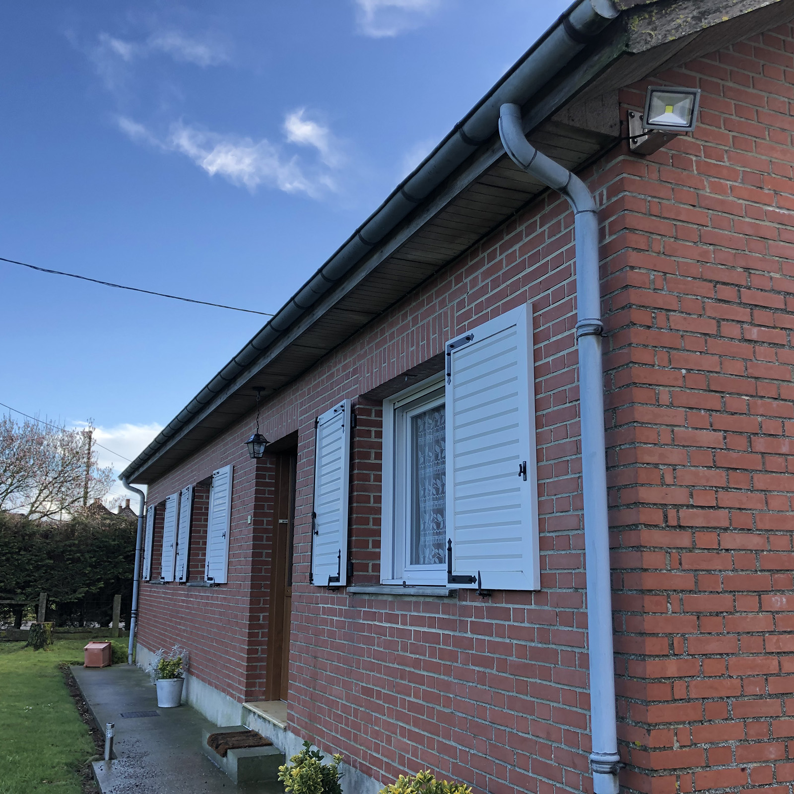 Gouttière zinc vétuste avant remplacement