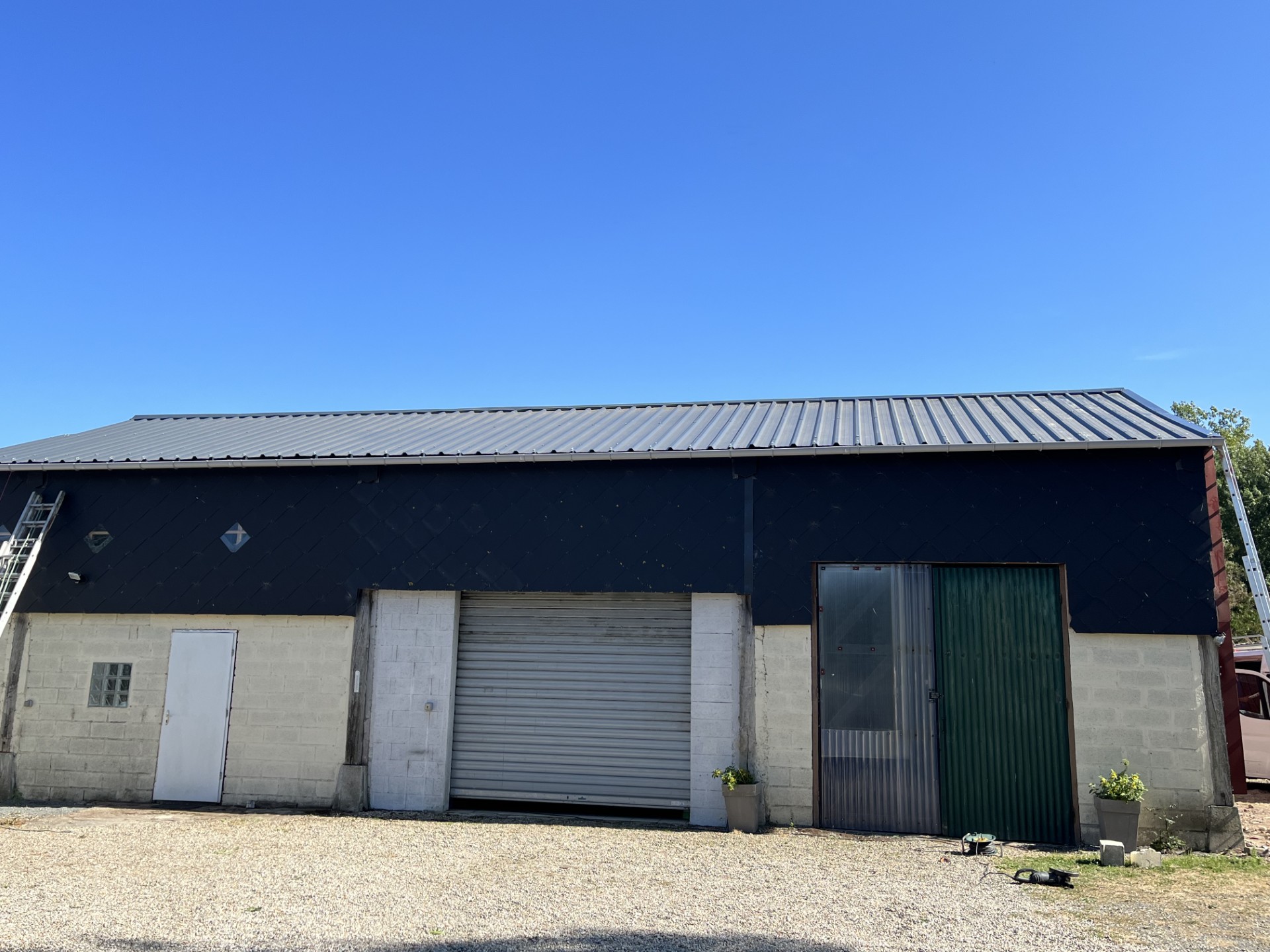 Zinguerie et gouttières sur hangar bac acier — MG Toiture