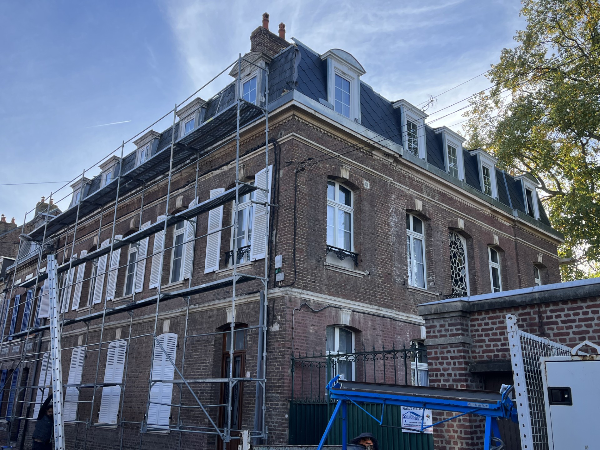 Toiture ardoise sur maison en brique — MG Toiture